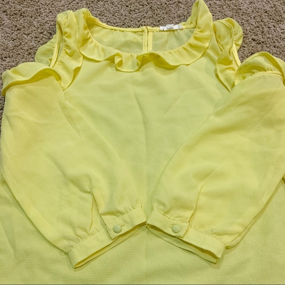 Shoulder Cutoff Ruffle Blouse - Picture 6 of 9